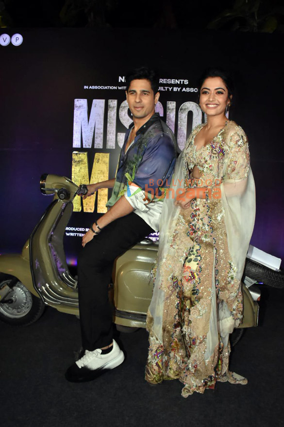 photos sidharth malhotra and rashmika mandanna snapped at mission majnu song launch 4