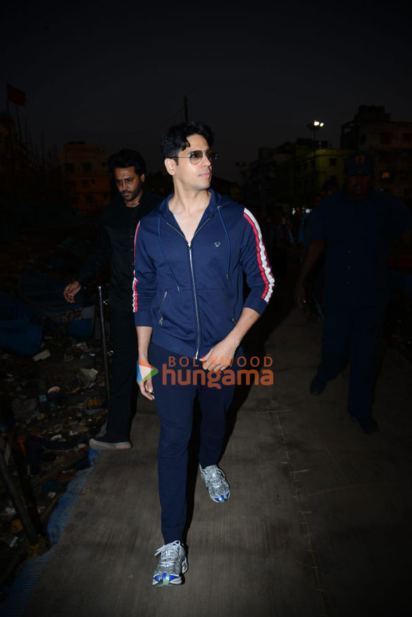 Photos: Sidharth Malhotra snapped at Versova Jetty Photos: Sidharth Malhotra snapped at Versova Jetty
