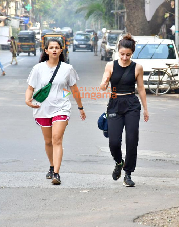 photos soha ali khan spotted in bandra 1