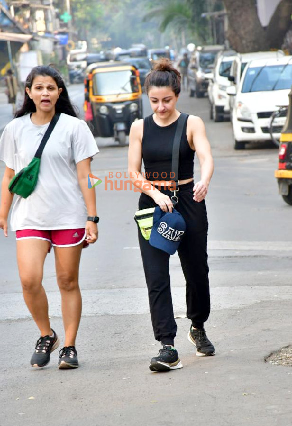 photos soha ali khan spotted in bandra 4