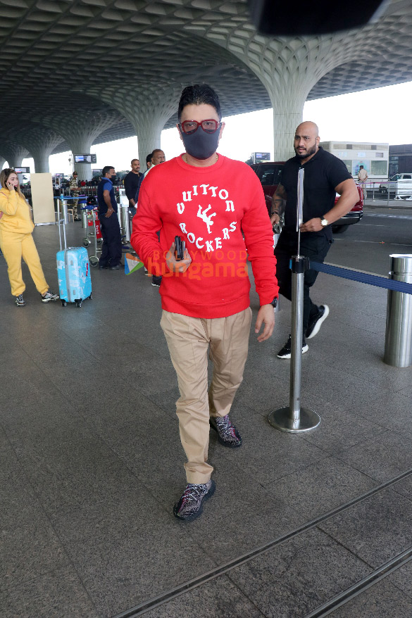 photos sonam kapoor ahuja aishwarya rai bachchan aaradhya bachchan and bhushan kumar snapped at the airport 3