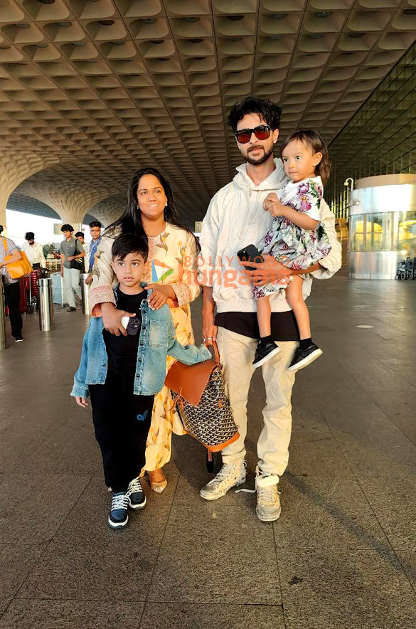 photos sunny leone urvashi rautela mandira bedi and others snapped at the airport 1 2