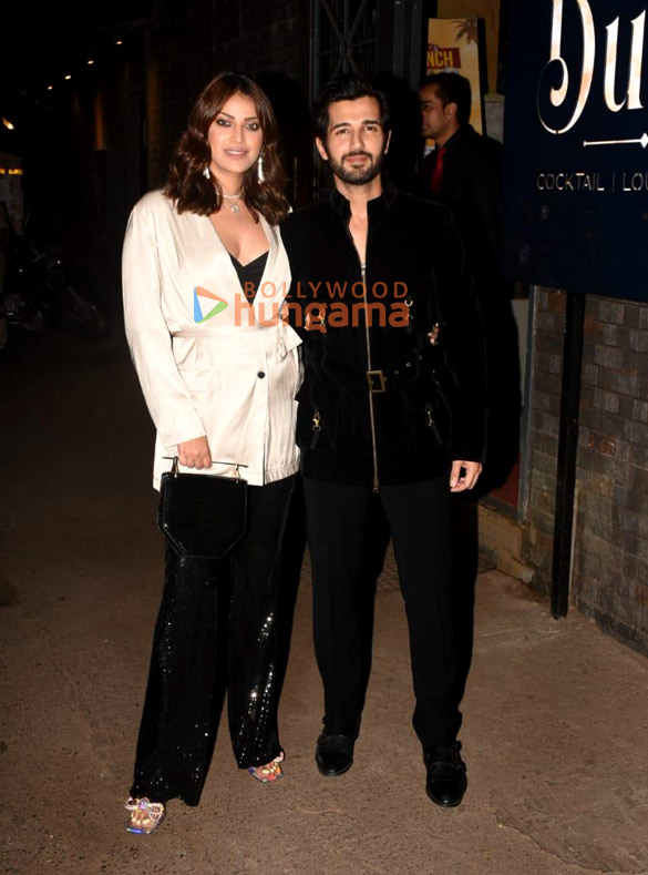 photos sussanne khan arslan goni anushka ranjan and others snapped in juhu 2
