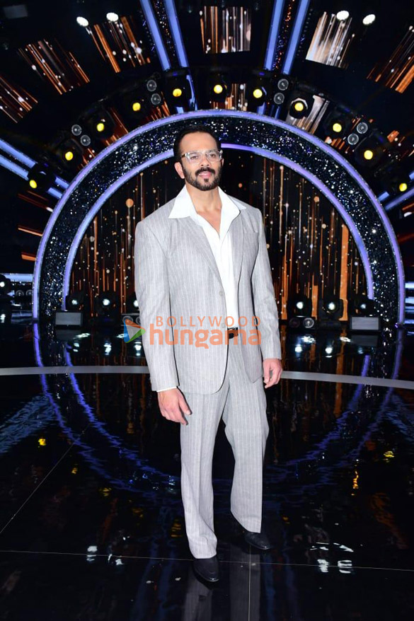 photos team of cirkus snapped promoting their film on the sets of indian idol 13 1