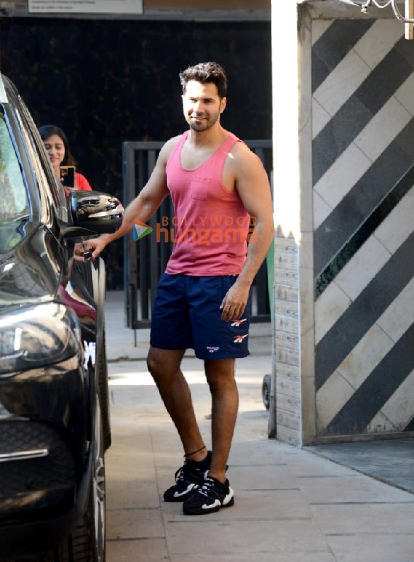 photos varun dhawan snapped at the gym in juhu 3 10