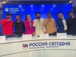 Pushpa Promotions in Russia: Allu Arjun and Rashmika Mandanna recreate the iconic hand gesture of ‘Thaggede Le’