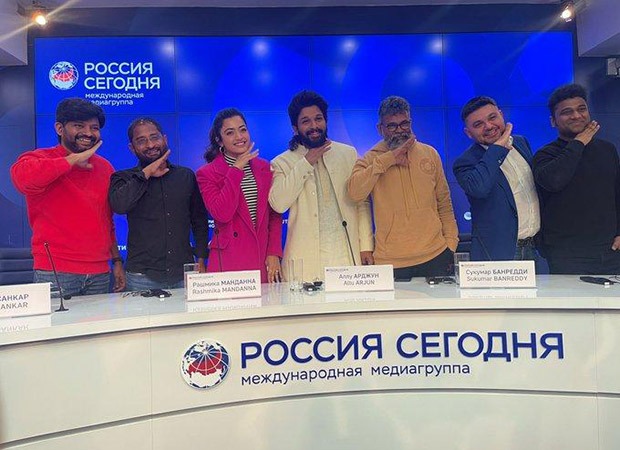 Pushpa Promotions in Russia: Allu Arjun and Rashmika Mandanna recreate the iconic hand gesture of ‘Thaggede Le’