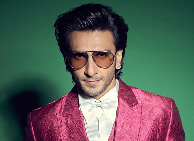 Ranveer Singh protecting a child amid a massive crowd is winning hearts on the internet, watch  : Bollywood News