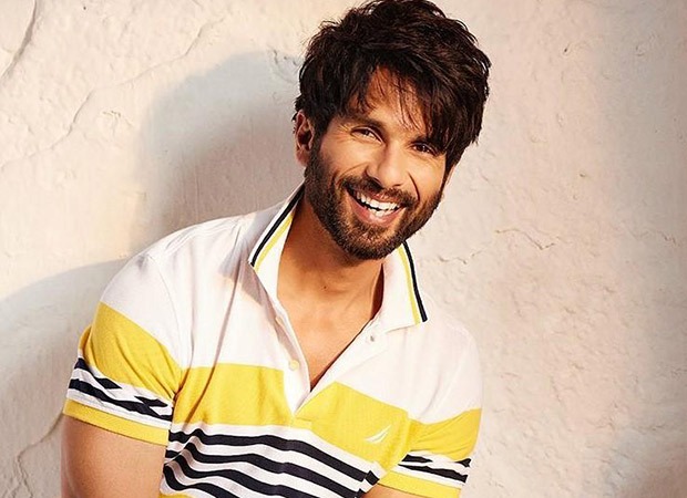 Shahid  Kapoor “just relaxing” after a long day is a mood! Watch : Bollywood News