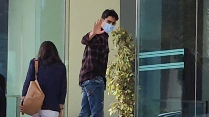 Sidharth Malhotra looks dapper in a shirt as he waves at paps