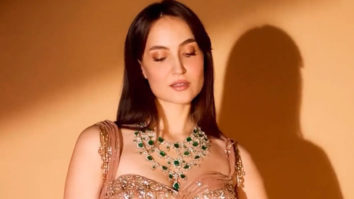 Elli AvrRam looks beautiful as always in her festive look