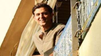Hrithik Roshan blows kisses, waves at fans gathered outside his home, watch 