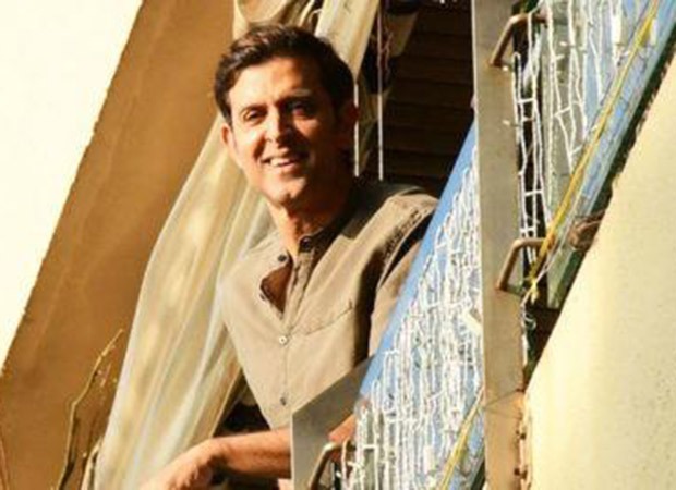 Hrithik Roshan blows kisses, waves at fans gathered outside his home, watch 