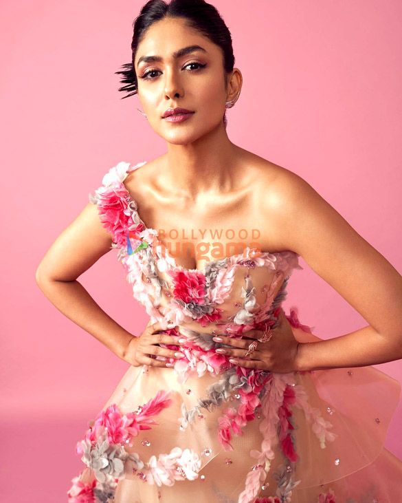 mrunal thakur 8 8