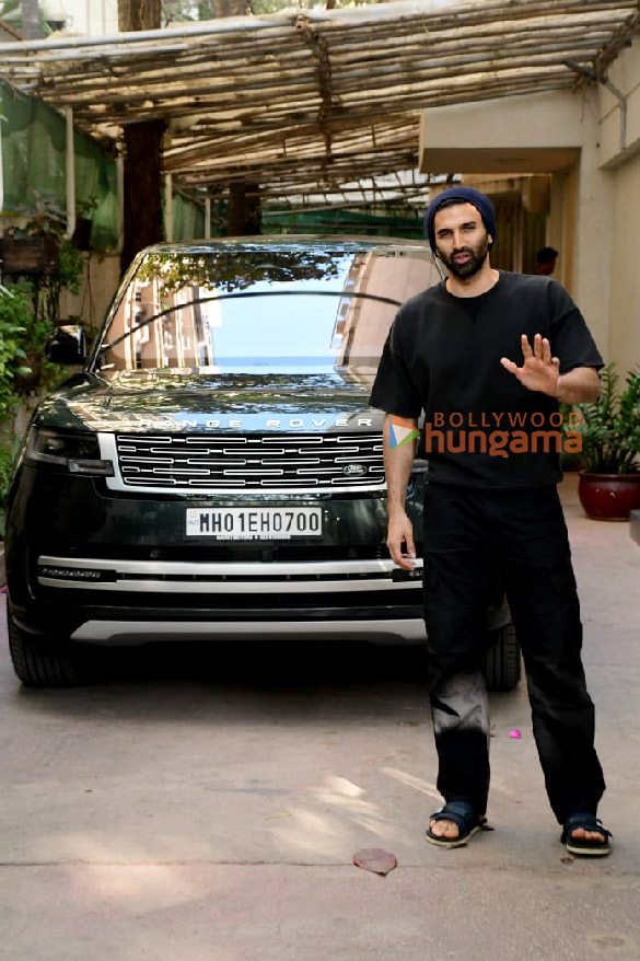 photos aditya roy kapur spotted with his new car in juhu 3