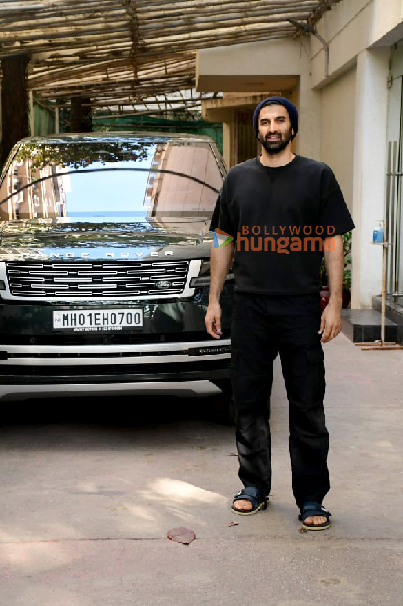 photos aditya roy kapur spotted with his new car in juhu 4
