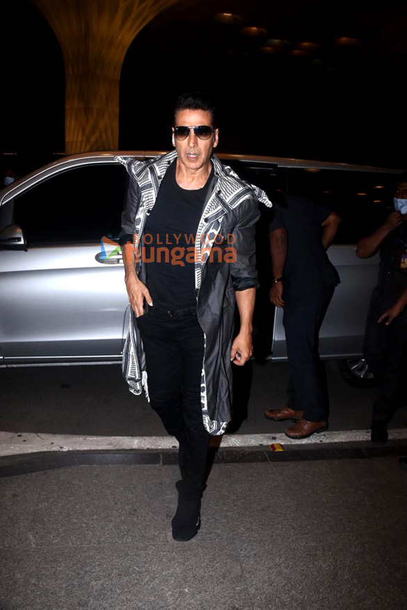 Photos: Akshay Kumar snapped at the airport Photos: Akshay Kumar snapped at the airport