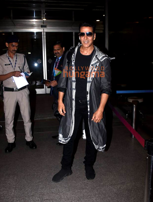 photos akshay kumar snapped at the airport 3 2