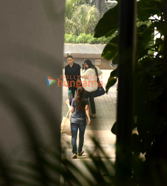 photos alia bhatt and shaheen bhatt spotted in bandra 3