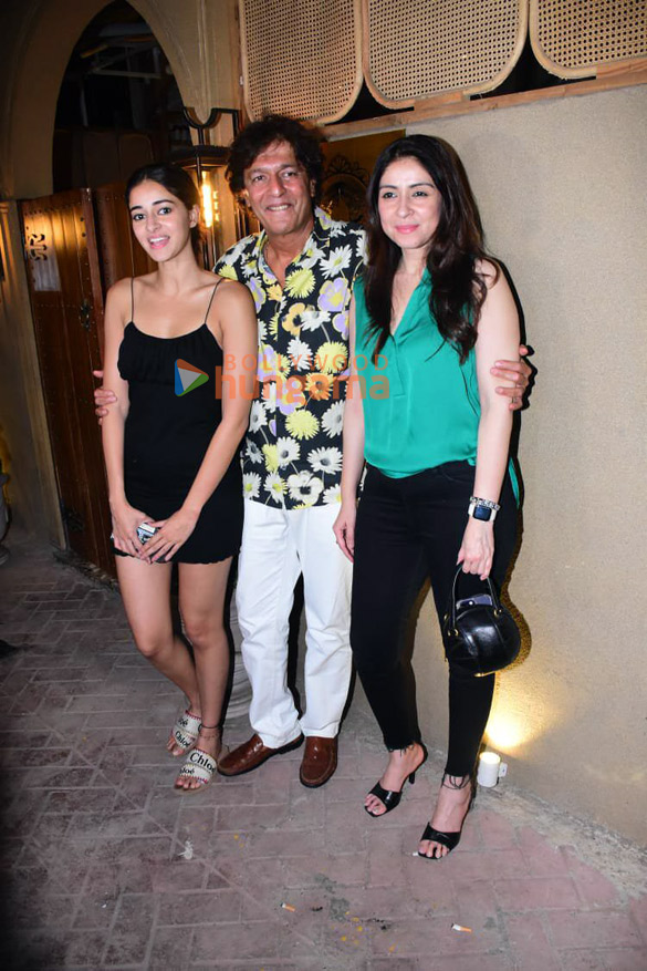 Photos: Ananya Panday snapped with her family in Bandra Photos: Ananya Panday snapped with her family in Bandra