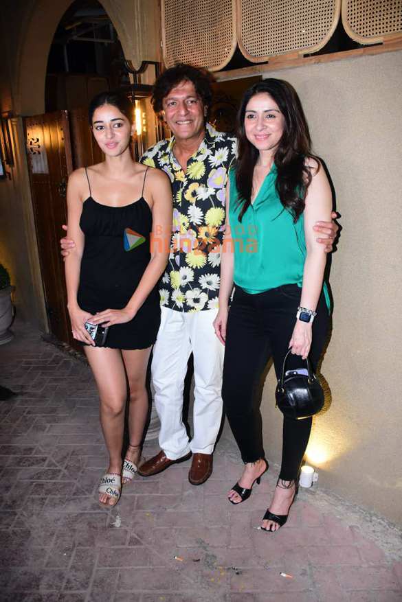 photos ananya panday snapped with her family in bandra 6