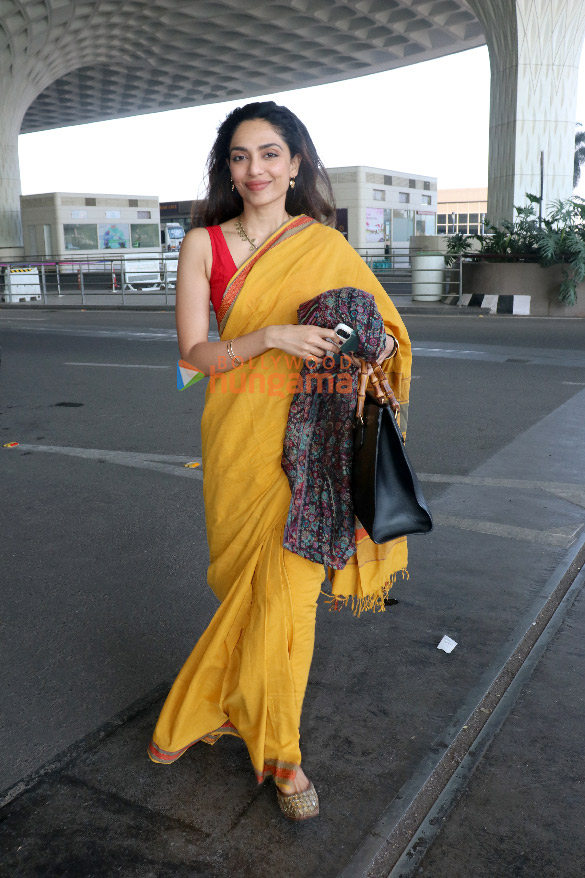 photos deepika padukone rakul preet singh and others snapped at the airport 2