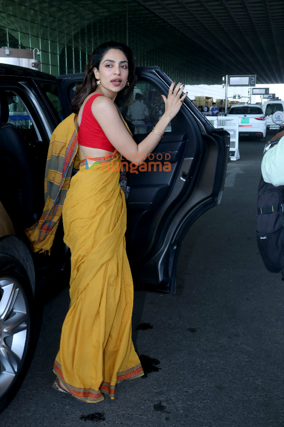 photos deepika padukone rakul preet singh and others snapped at the airport 7