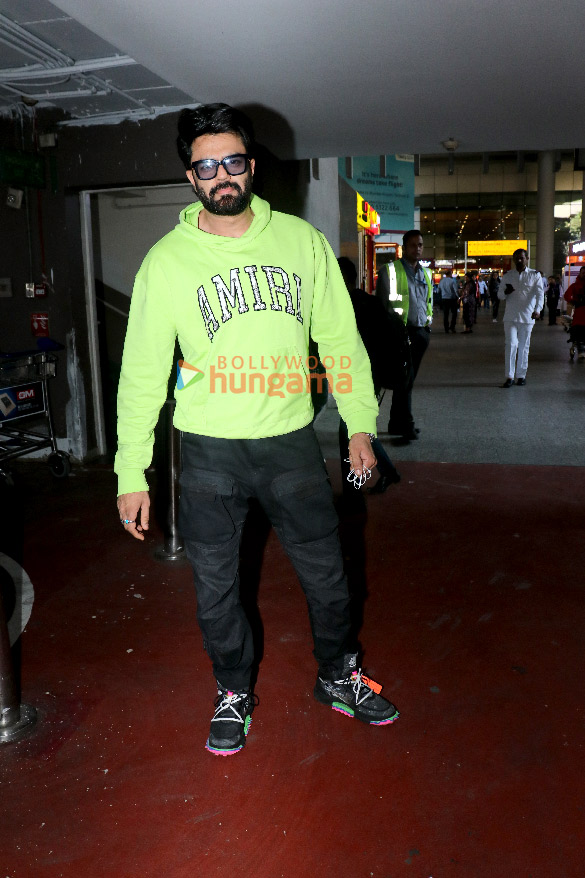 photos disha patani neeti mohan and maniesh paul snapped at the airport 3