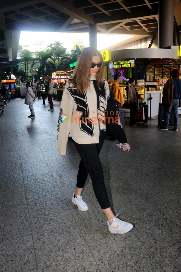 photos disha patani neeti mohan and others snapped at the airport 8