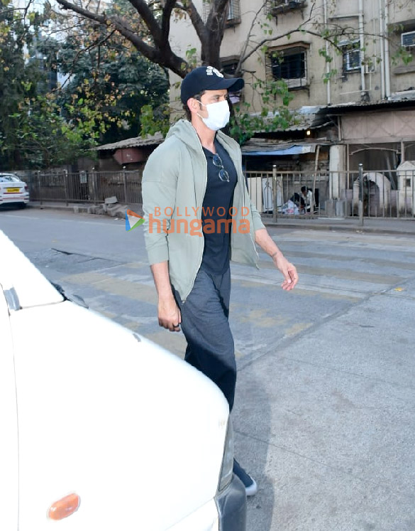 photos hrithik roshan snapped in juhu 2 4