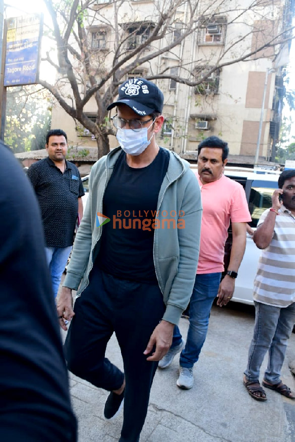 photos hrithik roshan snapped in juhu 5