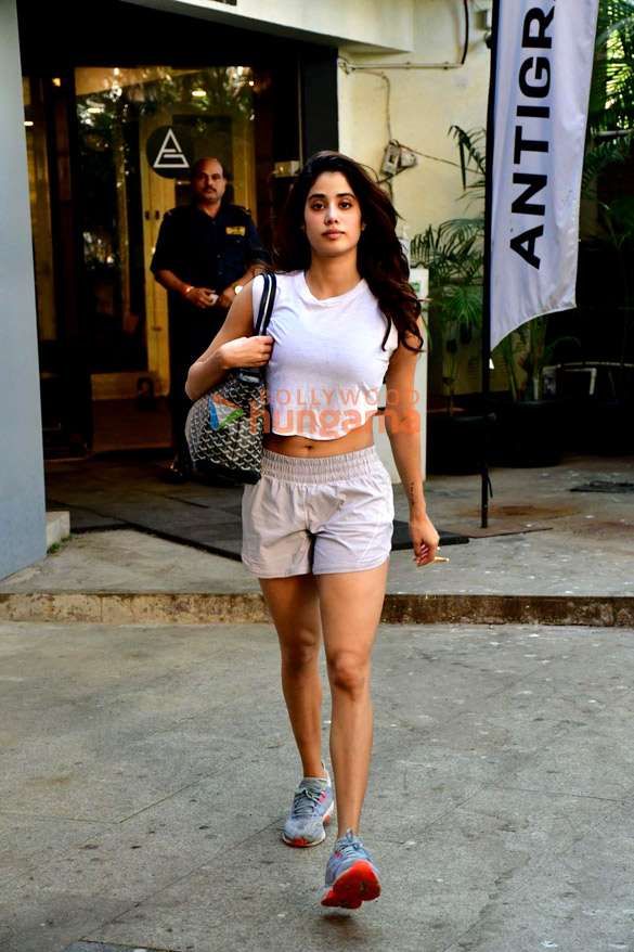 photos janhvi kapoor spotted outside the gym 3 9