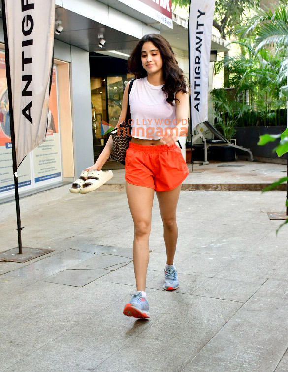 photos janhvi kapoor spotted outside the gym 4 9