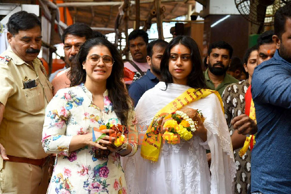 photos kajol and daughter nysa devgan snapped at siddhivinayak temple 2