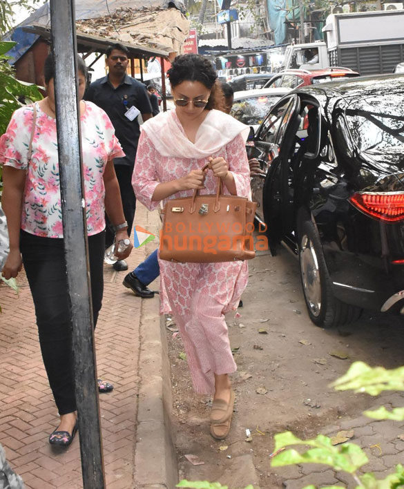 photos kangana ranaut snapped outside a clinic in khar 4