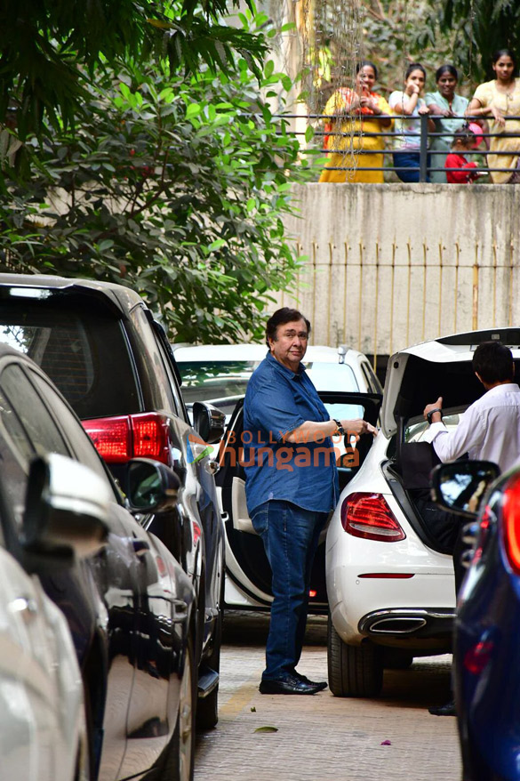 photos kareena kapoor khan saif ali khan karisma kapoor and others spotted at ranbir kapoors residence 2