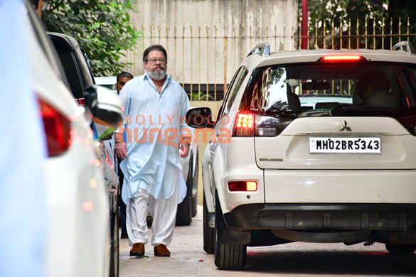photos kareena kapoor khan saif ali khan karisma kapoor and others spotted at ranbir kapoors residence 7