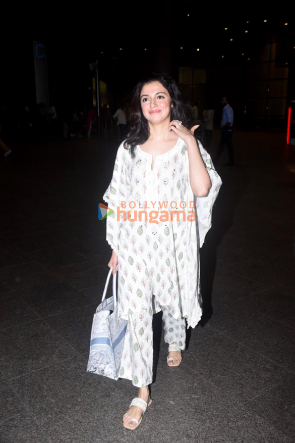 photos kartik aaryan divya khosla kumar and anjali arora snapped at the airport 2