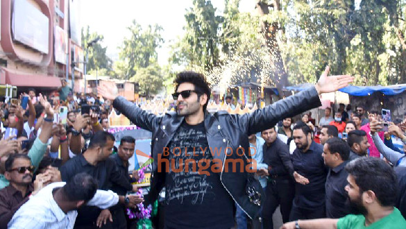 photos kartik aaryan kriti sanon and bhushan kumar grace the trailer launch of shehzada 7