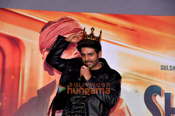 photos kartik aaryan kriti sanon and bhushan kumar grace the trailer launch of shehzada2 3