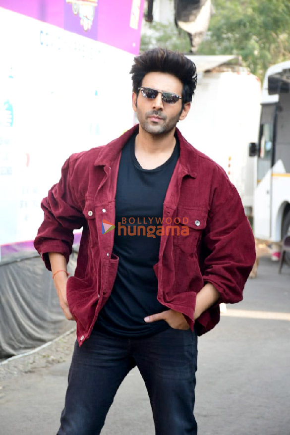 photos kartik aaryan kriti sanon and the cast of shehzada snapped promoting the film on sets of the kapil sharma show 5