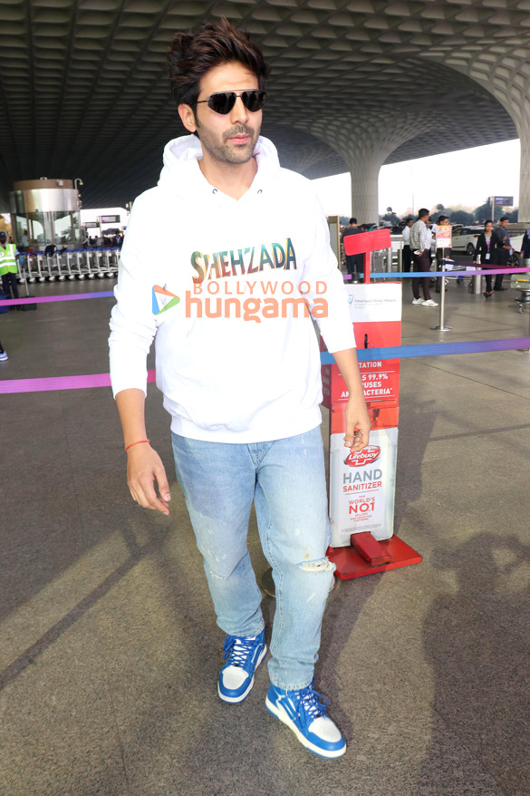photos kartik aaryan shruti haasan javed akhtar and zoya akhtar snapped at the airport 6