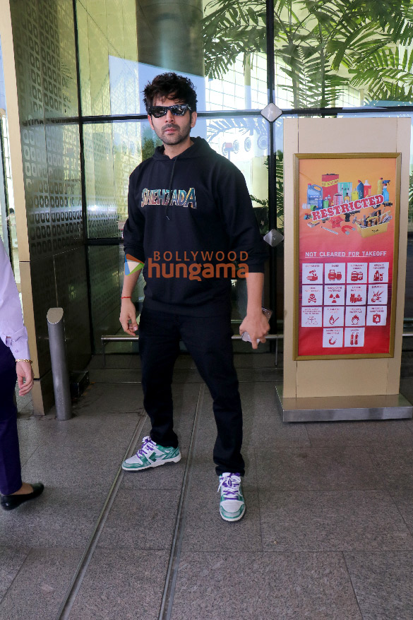 photos kartik aaryan tabu bhagyashree and others snapped athe airport 1