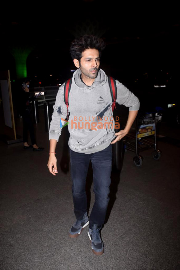 Photos: Kartik Aaryan and Raveena Tandon snapped at the airport Photos: Kartik Aaryan and Raveena Tandon snapped at the airport