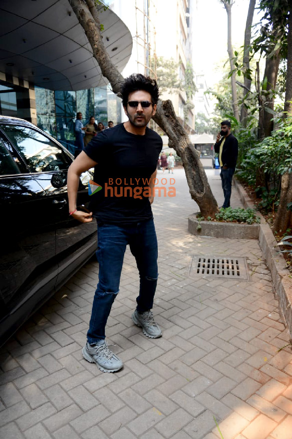 photos kartik aaryan snapped in andheri 2 17