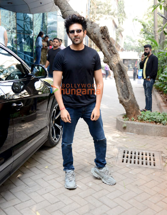 photos kartik aaryan snapped in andheri 3 17