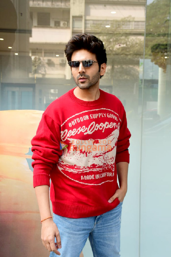 Photos: Kartik Aaryan snapped promoting his film Shehzada Photos: Kartik Aaryan snapped promoting his film Shehzada