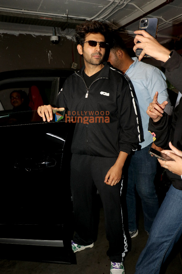 photos kartik aryan sanjana sanghi giorgia andriani and others snapped at the airport 7