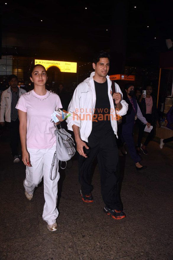 Photos: Kiara Advani, Sidharth Malhotra, Aishwarya Rai Bachchan and others snapped at the airport