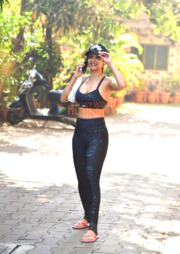 photos malaika arora snapped outside diva yoga in bandra 3 14